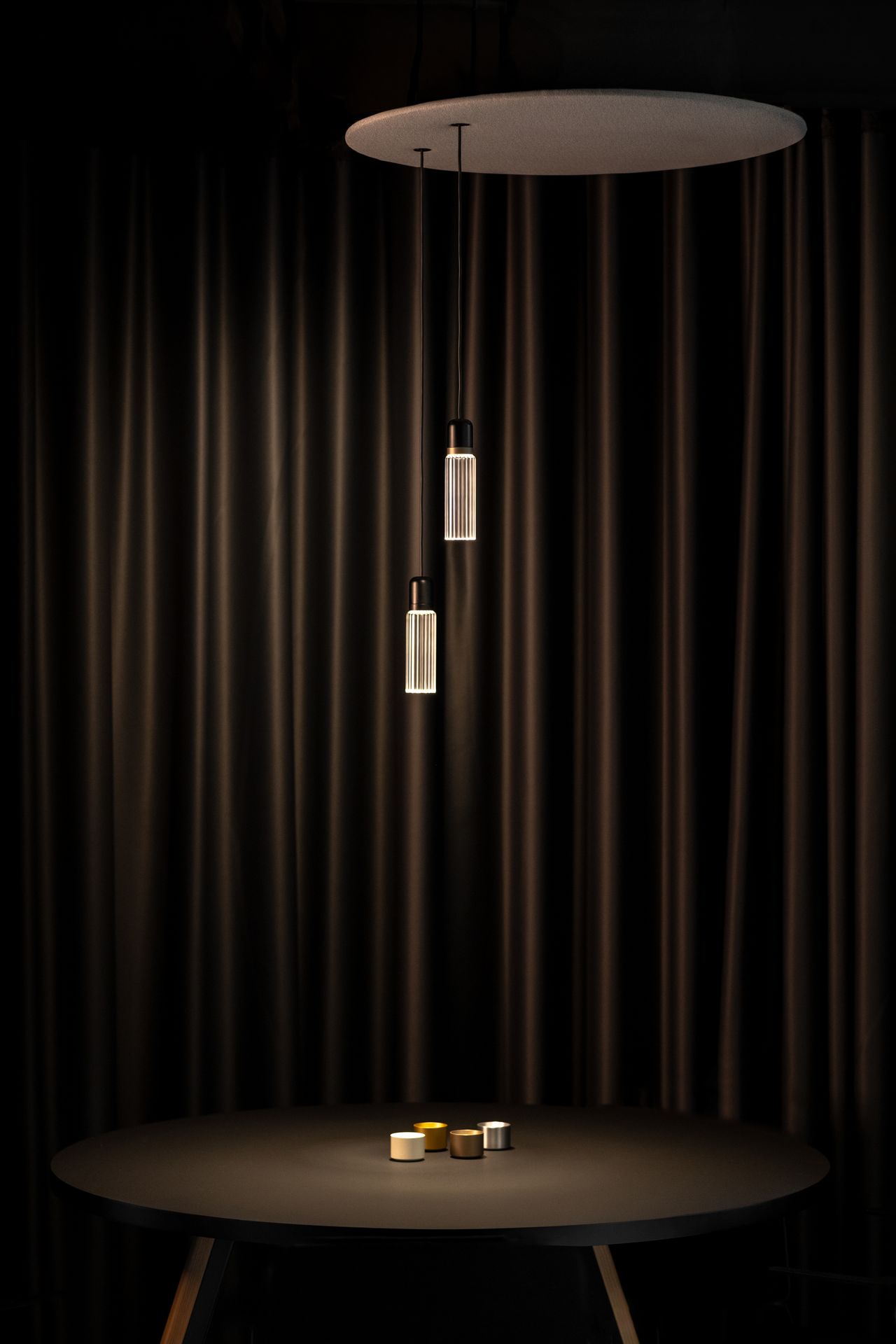 Akoestisch verlichtingspaneel met geïntegreerde pendelarmaturen