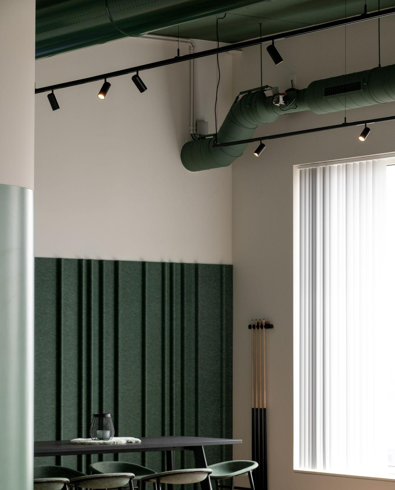 Architecturale verlichting met moderne trackspots en designarmaturen