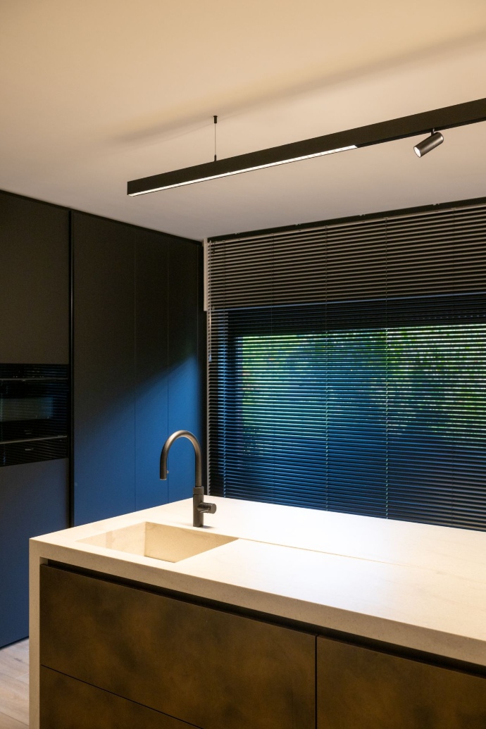 Moderne spotverlichting op keukenblad