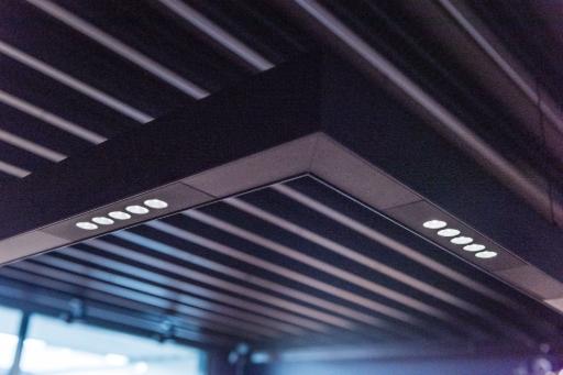 Detail van zwarte maatwerkarmatuur in systeemplafond
